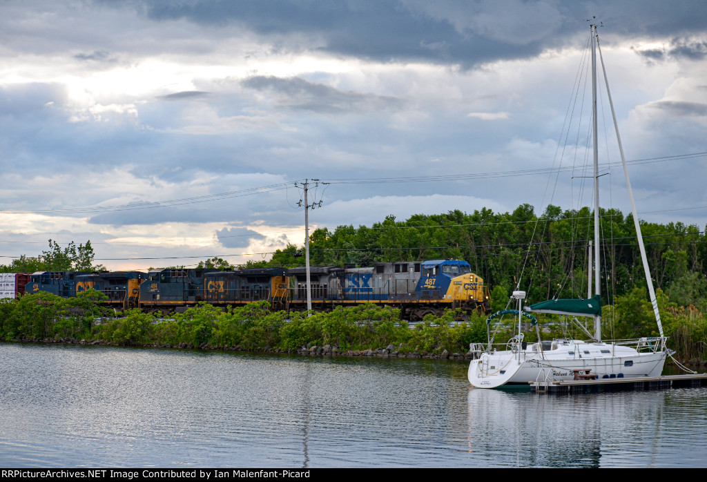 CSXT 487 leads CN 327 arriving in Valleyfield